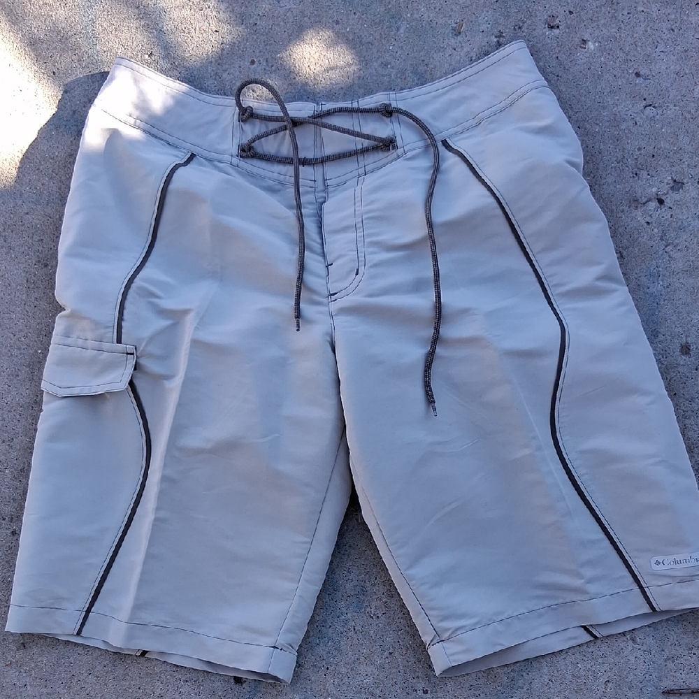 Columbia Two-Tone Khaki and Dark Brown Outdoor Shorts